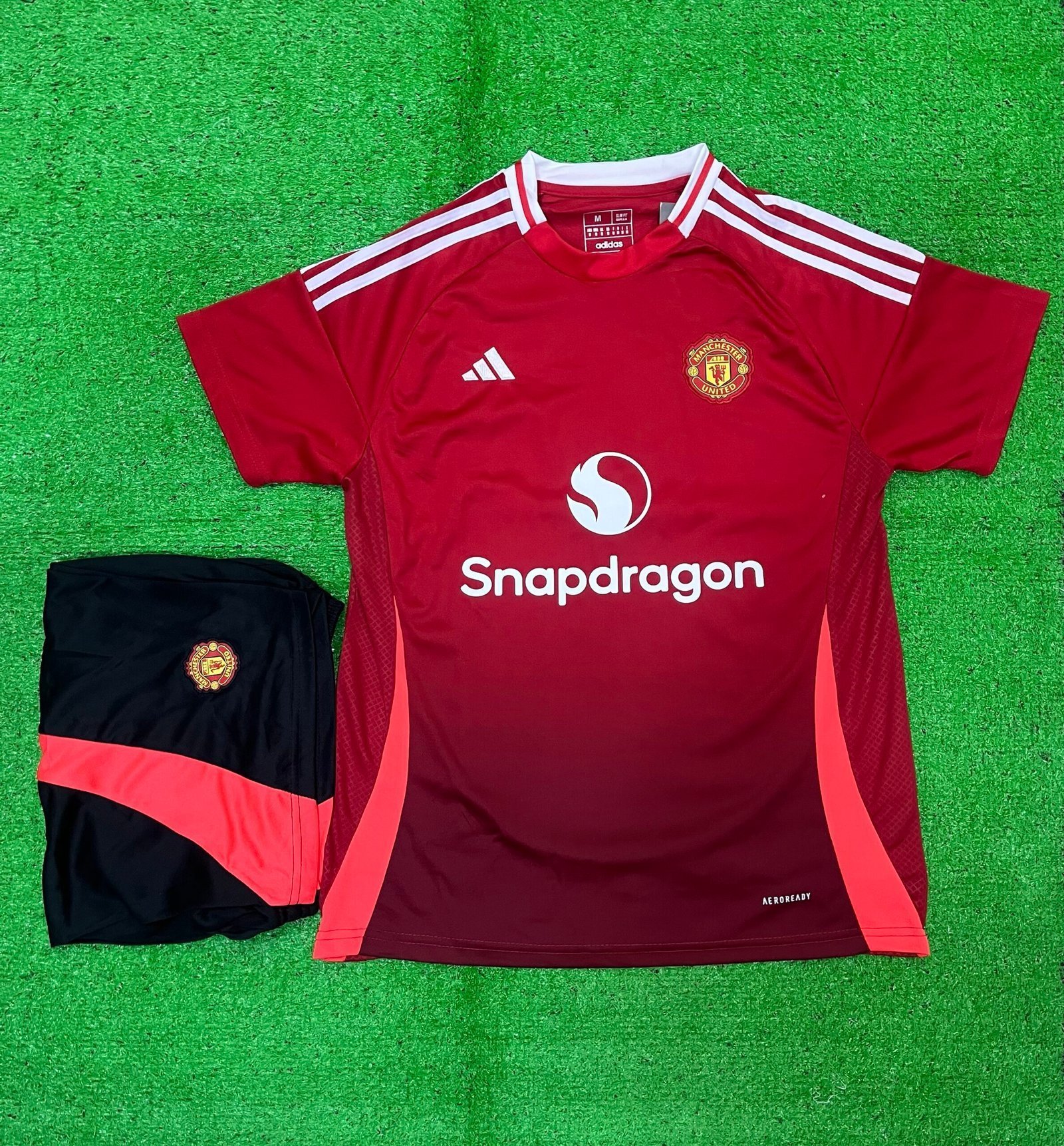 MANCHESTER UNITED HOME 24/25
(JERSEY AND SHORTS)